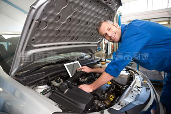 平板電腦與專業(yè)智慧 汽車電腦板維修技工的技能升級(jí)之路