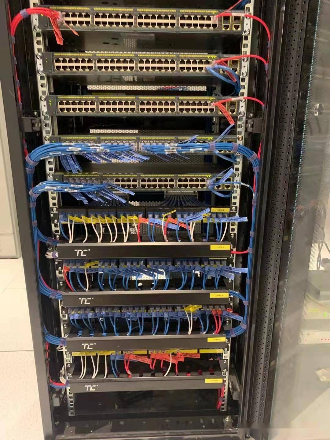 弱電工程網(wǎng)絡(luò)機(jī)柜理線方法與施工流程詳解